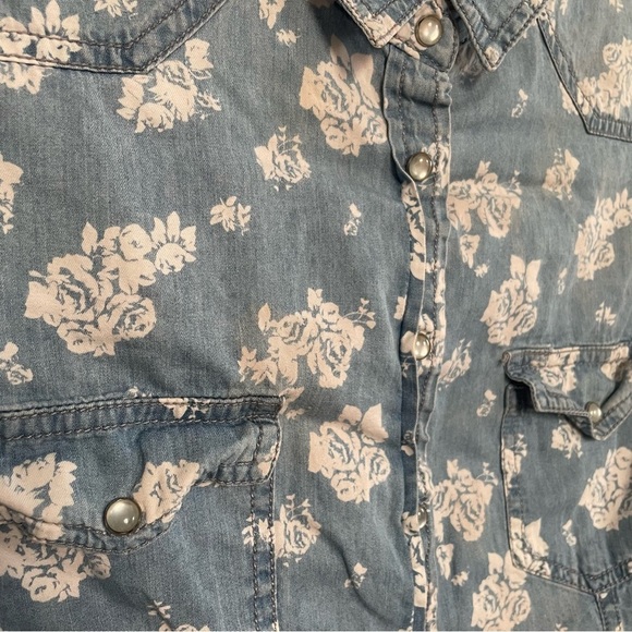 ⭐️(M) forever 21| floral denim button down - Picture 3 of 4